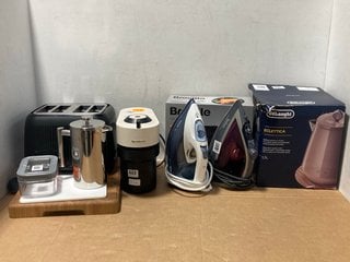 QTY OF KITCHEN APPLIANCES TO INCLUDE DELONGHI 1.7L ECLETTICA KETTLE IN ROSE: LOCATION - B13