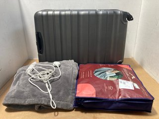 2 X DREAMLAND WARMING THROWS IN GREY - SIZE: 120 x 160 CM TO INCLUDE JOHN LEWIS & PARTNERS LARGE HARD SHELL WHEELED SUITCASE IN GREY: LOCATION - B13