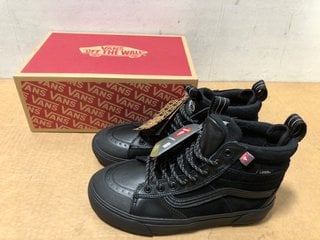 VANS OFF THE WALL UNISEX BOOTS IN BLACK - UK SIZE: W: 7.5 / M: 6: LOCATION - B15