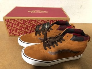 VANS OFF THE WALL MENS SUEDE ANKLE BOOTS IN BROWN - UK SIZE: 7.5: LOCATION - B16