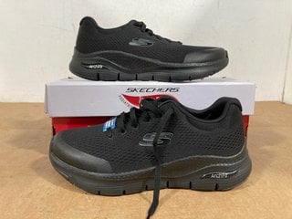 SKECHERS ARCH FIT TRAINERS IN BLACK UK SIZE 6: LOCATION - A2