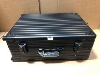 HIGH QUALITY MAKE UP TRAINING CASE IN BLACK: LOCATION - AR16