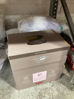 4 X ASSORTED JOHN LEWIS & PARTNERS BEDDING ITEMS TO INCLUDE LIGHT COTTON 2.5 TOG SINGLE DUVET: LOCATION - AR18