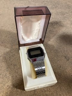 A VINTAGE CASIO DIGITAL WATCH, BOXED: LOCATION - AR20