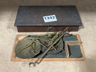 A SET OF VICTORIAN JEWELLERS SCALES: LOCATION - AR20