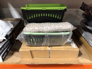 QTY OF ASSORTED PET ITEMS TO INCLUDE 3 X KERBL PLASTIC PET CARRIERS: LOCATION - BR18