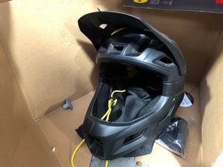 MET PARACHUTE MCR HELMET IN MATTE BLACK - SIZE M: LOCATION - BR20