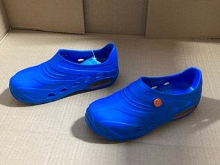 SAFETY JOGGER OXYVA CLOGS IN ELECTRIC BLUE - UK 6/7: LOCATION - BR20