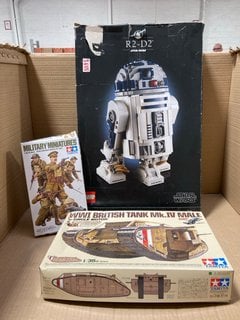 3 X ASSORTED ITEMS TO INCLUDE LEGO STAR WARS R2-D2 - MODEL 75308: LOCATION - BR22