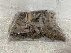 24 X STONE THE CROWS BAG OF SMALL DRIFTWOOD PIECES-LNG 7.5-12.5CM - TOTAL RRP £360