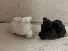 36 X STONE THE CROWS SCOOTER SALT AND PEPPER GIFT SET - ITEM NO. 152203