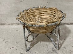 24 X STONE THE CROWS SMALL ROUND BASKET STAND - HEIGHT 10CM - TOTAL RRP £384