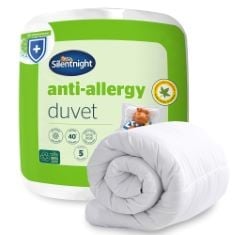 2X ASSORTED BED ITEMS TO INCLUDE SILENTNIGHT ANTI ALLERGY SINGLE DUVET 10.5 TOG - ALL YEAR ROUND WINTER QUILT DUVET ANTI-BACTERIAL AND MACHINE WASHABLE WITH ALLERGY UK APPROVED ANTI ALLERGY FIBRES -