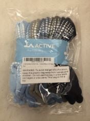 50X ASSORTED KIDS SOCKS TO INCLUDE LA ACTIVE BIG KIDS GRIP SOCKS 8-10 YEARS .