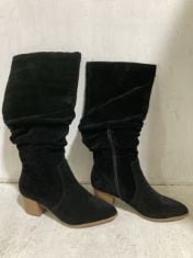 4 X PAIRS OF WOMEN’S SHOES TO INCLUDE KNEE HIGH BOOTS SIZE UK 7 1/2.