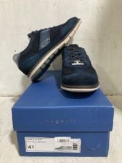 2 X ASSORTED MEN’S SHOES TO INCLUDE BUGATTI 4041 TRAINERS IN BLUE/DARK BLUE EUR SIZE 41 , SPERRY MEN'S A/O FLOAT BOAT SHOE, MULTICOLOR, 6 UK.