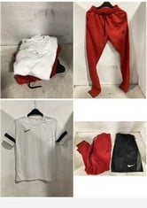 4 X ASSORTED KIDS CLOTHING TO INCLUDE NIKE DRI-FIT T-SHIRT WHITE SIZE 158-170CM