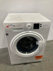 HOTPOINT 7KG FREESTANDING WASHING MACHINE IN WHITE - MODEL NO. NSWF743UWUKN - RRP £299 (ZONE 2)