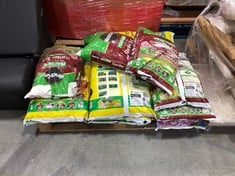 6 X ASSORTED SOIL TO INCLUDE 2 X MIRACLE-GRO PEAT FREE PREMIUM GARDEN SOIL WITH ORGANIC PLANT FOOD 20L (ZONE 2) (KERBSIDE PALLET DELIVERY) (KERBSIDE PALLET DELIVERY)