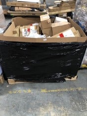 PALLET OF ASSORTED ITEMS TO INCLUDE STARCUTOUTS CARDBOARD CUTOUT FESTIV FIREPLACE (ZONE 7) (KERBSIDE PALLET DELIVERY)