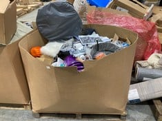 PALLET OF ASSORTED ITEMS TO INCLUDE 5 X MEDIUM PLASTIC BUCKETS IN PURPLE TO INCLUDE SMALL METAL FIRE BOWL WITH LEGS IN BLACK (ZONE 7) (KERBSIDE PALLET DELIVERY)