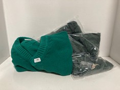 3 X ASSORTED SMALL ADULT CLOTHING ITEMS TO INCLUDE ALLI V-NECK PULLOVER KNIT JUMPER GREEN - SIZE S - TOTAL RRP £456