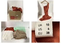 20 X ASSORTED SMALL ADULT CLOTHING ITEMS TO INCLUDE ONE SHOULDER STRAIGHT SILK MAXI ANKLE DRESS ORANGE - SIZE 10 (RRP £128)