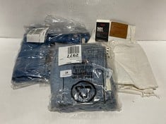 3 X ASSORTED LEVI'S ITEMS TO INCLUDE LOOSE STRAIGHT WB JEAN IN SKY BLUE 26 X 30