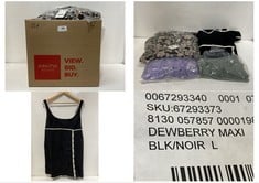 15 X ASSORTED LARGE ADULT CLOTHING ITEMS TO INCLUDE DEWBERRY MAXI BUTTON ANKLE DRESS BLACK / TAN - SIZE L (RRP £140)