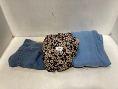 3 X ASSORTED LARGE ADULT CLOTHING ITEMS TO INCLUDE CAI VIVA DENIM SHORTS LIGHT BLUE - SIZE 31 - TOTAL RRP £364