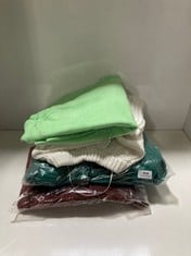 4 X ASSORTED SMALL ADULT CLOTHING ITEMS TO INCLUDE ALLI V-NECK PULLOVER KNIT JUMPER GREEN - SIZE S - TOTAL RRP £578