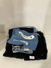 3 X ASSORTED MEDIUM ADULT CLOTHING ITEMS TO INCLUDE DICKIES CROP TEE CREW NECK BLUE / WHITE - SIZE M - TOTAL RRP £155