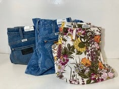 3 X ASSORTED WRANGLER ITEMS TO INCLUDE COWBOY HIGH RISE FLORAL SHORTS IN SIZE W29 TOTAL RRP- £244