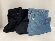 3 X ASSORTED DICKIES ITEMS TO INCLUDE BLUE DENIM IN SIZE W32 L32