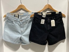 LEVI'S 80S MOM SHORT LIGHT BLUE IN SIZE 25 TO INCLUDE LEVI'S 80S MOM SHORT IN BLACK SIZE 25 TOTAL RRP- £112