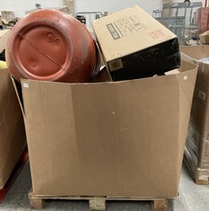 PALLET OF ASSORTED ITEMS TO INCLUDE 3 HANGING SKELETONS