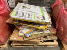 PALLET OF ASSORTED BABY GATES TO INCLUDE MUNCHKIN BABY SAFETY GATE