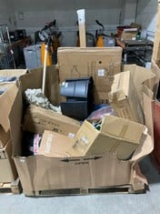 PALLET OF ASSORTED ITEMS TO INCLUDE LION GARDEN ORNAMENT