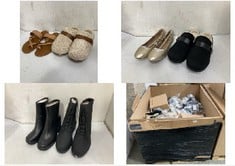 PALLET OF ASSORTED FOOTWEAR TO INCLUDE WOMENS SHEARLING MULE - SIZE 9