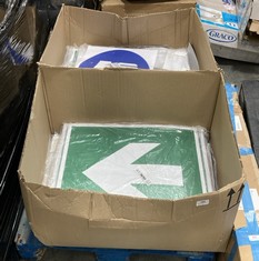 PALLET OF ASSORTED SIGNS TO INCLUDE FORWARD ARROW SIGN GREEN / WHITE