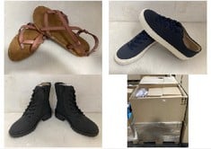 PALLET OF ASSORTED FOOTWEAR TO INCLUDE WOMENS COMBAT BOOT WITH ELASTIC GUSSET & CHUNKY OUTSOLE BLACK - SIZE 4.5