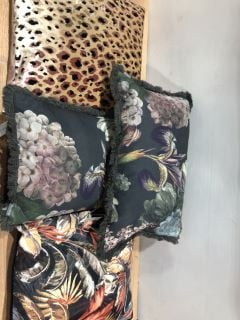 5 X ASSORTED PILLOWS TO INCLUDE LEPOARD PRINT PILLOW AND PARADISI NAVY/RUST CUSHION