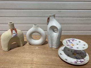 3 X ASSORTED DECEROTIVE VASES TO INCLUDE SPRINGTIME DESIGN TEA STAND