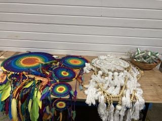 QTY OF ASSORTED MULTICOLOUR DREAM CATCHERS TO INCLUDE QTY OOF DECRETIVE DRAW/DOOR HANDLES