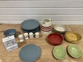 ASSORTED KITCHENWARE TO INCLUDE QTY OF NAVY BLUE DISHES AND BUSY BEES SALT & PEPPER POTS AND EGG CUPS