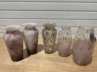 5 X ASSORTED DECEROTIVE VASES TO INCLUDE 2 LESSER AND PAVEY GALAXY VASES AND 1 CANDY FLOSS VASE