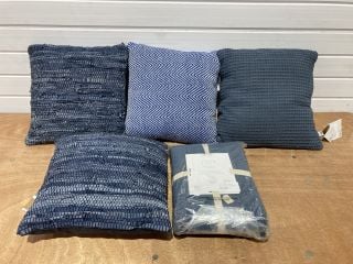 4 X ASSORTED BLUE/NAVY CUSHIONS TO INCLUDE APPLETREE LOFT WAFFLE THROW