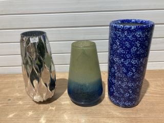 3 X ASSORTED DECEROTIVE VASES WHICH INCLUDE VINCENZA SILVER COLOUR VASE AND BLUE/WHITE FLORAL DESIGN VASE