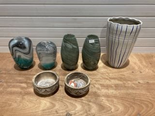 2 X LESSER AND PAVEY AQUA VASES AND 2X LESSER AND PAVEY WHIRLWIND VASE TO INCLUDE 2 X ANCIENT MARINER DECORATIVE WOODEN BOWL