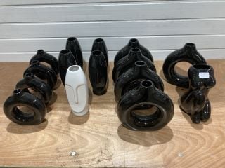 14 X ASSORTED LESSER & PAVEY BLACK VASES TO INCLUDE 1 X LESSER & PAVEY WHITE FACE VASE